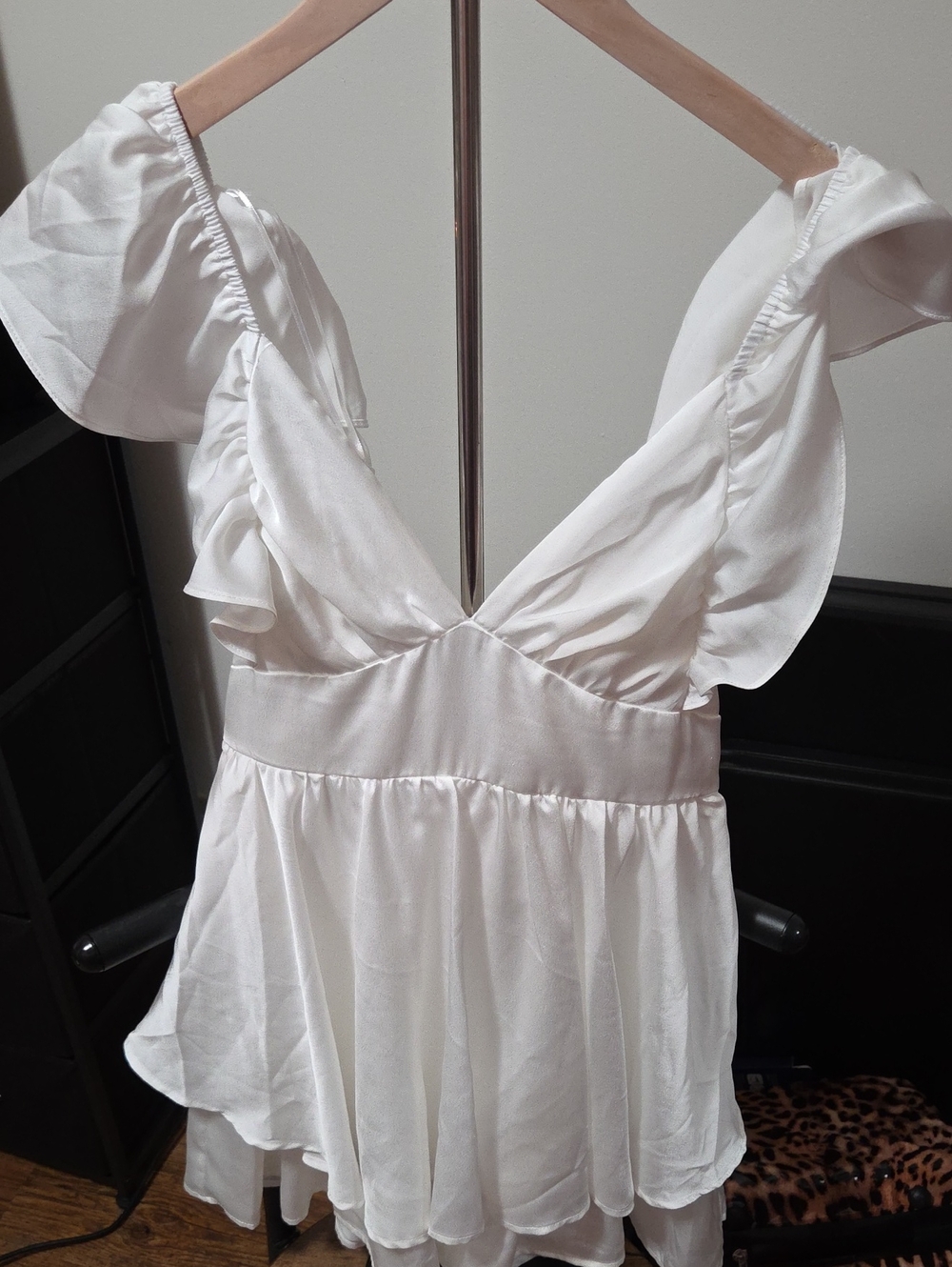 White Flowy Romper (worn once/too small) in perfect condition)